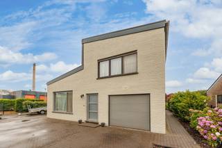 In a quiet, dead-end street a stone's throw from the center of Wommelgem, you will find this open house on a spacious plot of 840 m². An ideal...