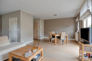 Dit instapklaar gelijkvloers appartement te koop in Kruibeke biedt de ideale combinatie van rust, ruimte en modern wooncomfort. Gelegen in een uiterst aangename en residentiële wijk in de Louis Paul Boonstraat, geniet u hier dagelijks van een rustige woonomgeving. Tegelijkertijd bevindt dit appartement zich op een goede locatie wat betreft bereikbaarheid: lokale winkels, scholen en het openbaar vervoer liggen allemaal in de directe nabijheid.De indeling van het appartement is als volgt:- Inkomhal - Woonkamer met open keuken (2016)- Handige berging met de nodige aansluitingen voor een wasmachine en droogkast- Apart toilet - Badkamer uitgerust met zowel een ligbad als een douche- Twee volwaardige slaapkamers- Gezellig terras - Private kelderberging - GarageNaast de uitstekende staat van onderhoud en de instapklare afwerking, zijn het gezellige terras, de private kelderberging en de bijhorende garage absolute troeven. Het appartement is beschikbaar vanaf 01/01/2027. Aarzel niet om dit prachtige appartement te koop in Kruibeke te ontdekken. Maak vandaag nog uw afspraak via Dewaele.comBestuursmaatregelen in het maatregelenregister: nee