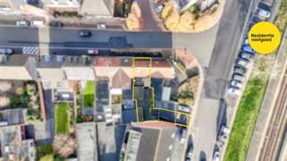 In het hart van Torhout, op wandelafstand van het station, bevindt zich deze karaktervolle woning met tal van mogelijkheden. Ideaal voor wie een renovatieproject zoekt op een uitzonderlijke ligging.<br /><br />U wordt verwelkomd in een ruime inkomhal met plaats voor vestiaire. De leefruimte loopt naadloos over in de eetplaats en beschikt over een warme en gezellige houtkachel. <br />Aansluitend bevindt zich de halfopen keuken, momenteel voorzien van spoelbak, elektrisch fornuis, dampkap en inbouwkoelkast. De ruimte leent zich perfect tot een moderne open keuken met zicht en toegang op de binnenkoer. Op het gelijkvloers bevindt zich ook de badkamer met douche, lavabo en maatkasten.<br /><br />Op de eerste verdieping vinden we drie slaapkamers. Via de vaste trap bereikt u de ruime zolderverdieping, ideaal als vierde slaapkamer, hobbyruimte of master suite.<br /><br />Buiten beschikt de woning over een ruime stadskoer met bijgebouwen en een overdekt terras. Via de koer heeft u directe toegang tot de garage, met daarnaast een extra autostaanplaats.<br /><br />Na renovatie kan dit evolueren naar een prachtige stadswoning met vier slaapkamers, buitenruimte en garage op een toplocatie!<br />De vermelde prijs is een richtprijs; elk bod wordt voorgelegd aan de eigenaar, die het recht heeft dit te aanvaarden of te weigeren.<br /><br />Neem voorsprong met een vrijblijvende schatting via:<br />www.residentievastgoed.be/gratisonlineschatten