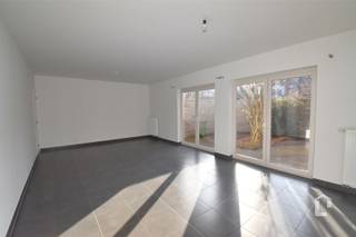 Ruim, recent gelijkvloers appartement in centrum Sint-Denijs-Westerm Het appartement is gelegen in het dorp van Sint-Denijs-Westrem, dichtbij alle...