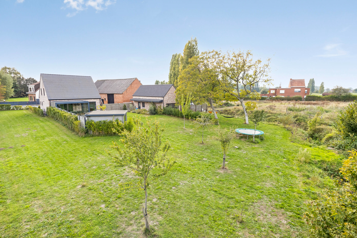 Ruime gezinswoning met bijgebouw, stallen en weiland in uitstekende staat - photo 2