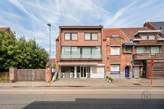 Découvrez ce bien immobilier particulièrement polyvalent, situé dans un emplacement de premier choix à Waregem, composé d'un local commercial et d'un logement spacieux. Grâce à son excellente visibilité, à son agencement polyvalent et à son vaste espace de vie, ce bien constitue une opportunité idéale pour les indépendants, les entrepreneurs ou les investisseurs qui souhaitent allier vie privée et vie professionnelle.La partie commerciale comprend un local donnant sur la rue, avec à l’arrière un vaste espace polyvalent, actuellement aménagé en cuisine professionnelle. À l’heure actuelle, c’est le traiteur Speleers qui y est installé ; celui-ci poursuivra ses activités jusqu’à ce qu’un nouveau propriétaire soit trouvé pour la partie commerciale. L'agencement offre de nombreuses possibilités pour diverses activités commerciales ou de bureaux.Le logement dispose d'un accès séparé et se situe aux premier et deuxième étages. Grâce à ses grandes baies vitrées, l'appartement bénéficie d'une agréable luminosité naturelle et d'une sensation d'espace.Agencement de l’appartement :Depuis le hall d’entrée, vous accédez, au premier étage, à l’espace de vie convivial et lumineux, composé d’un coin salon chaleureux, d’une salle à manger et d’une cuisine spacieuse. Un escalier fixe vous mène au deuxième étage, où se trouvent quatre chambres à part entière, ainsi qu’une salle de bains équipée d’une baignoire, d’une douche et d’un lavabo.À l’arrière de la parcelle, vous profiterez d’un grand jardin privatif avec une terrasse ensoleillée et un abri de jardin pratique. De plus, la propriété dispose d’un passage vers l’arrière, ce qui garantit une excellente accessibilité.Atouts :Emplacement commercial de premier choix à WaregemImmeuble commercial avec logement spacieuxQuatre chambres à coucher à part entièreGrande pièce polyvalente offrant de nombreuses possibilitésGrand jardin privatif avec terrasse et abri de jardinAccès direct à l’arrièrePropriété bien entretenueChauffage au gaz naturelAucune obligation de rénovation Vous recherchez un bien où vie privée et activité professionnelle se marient à la perfection, ou un investissement intéressant dans un emplacement exceptionnel ? Alors ce bien mérite sans aucun doute une visite.Intéressé(e) ? Contactez-nous à l'adresse charlotte@immobeguin.be.