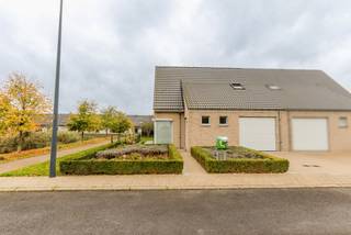 In de rustige en kindvriendelijke Schilderswijk te Zwevegem bevindt zich deze recente halfopen woning op een perceel van 336 m² met een bewoonbare oppervlakte van 130 m².<br />De woning biedt een uitstekende combinatie van comfort, ruimte en energiezuinig wonen in een aangename woonomgeving.<br /><br />Indeling:<br /><br />Inkomhal met gastentoilet<br /><br />Gezellige en lichtrijke leefruimte met zicht op de tuin<br /><br />Volledig ingerichte, moderne keuken<br /><br />3 volwaardige slaapkamers<br /><br />Moderne badkamer met bad, douche en dubbele wastafel<br /><br />Inpandige garage met automatische poort<br /><br />Zuidwest georiënteerde tuin met terras en tuinberging<br /><br />Private parkeerplaats voor de woning<br /><br />Troeven:<br /><br />Recente, energiezuinige woning<br /><br />Zonnige tuin ideaal om te genieten van lange zomeravonden<br /><br />Rustige ligging nabij scholen, winkels en belangrijke verbindingswegen<br /><br />Wenst U graag een bezoek? Vul dan nu uw huurprofiel aan via de groene knop