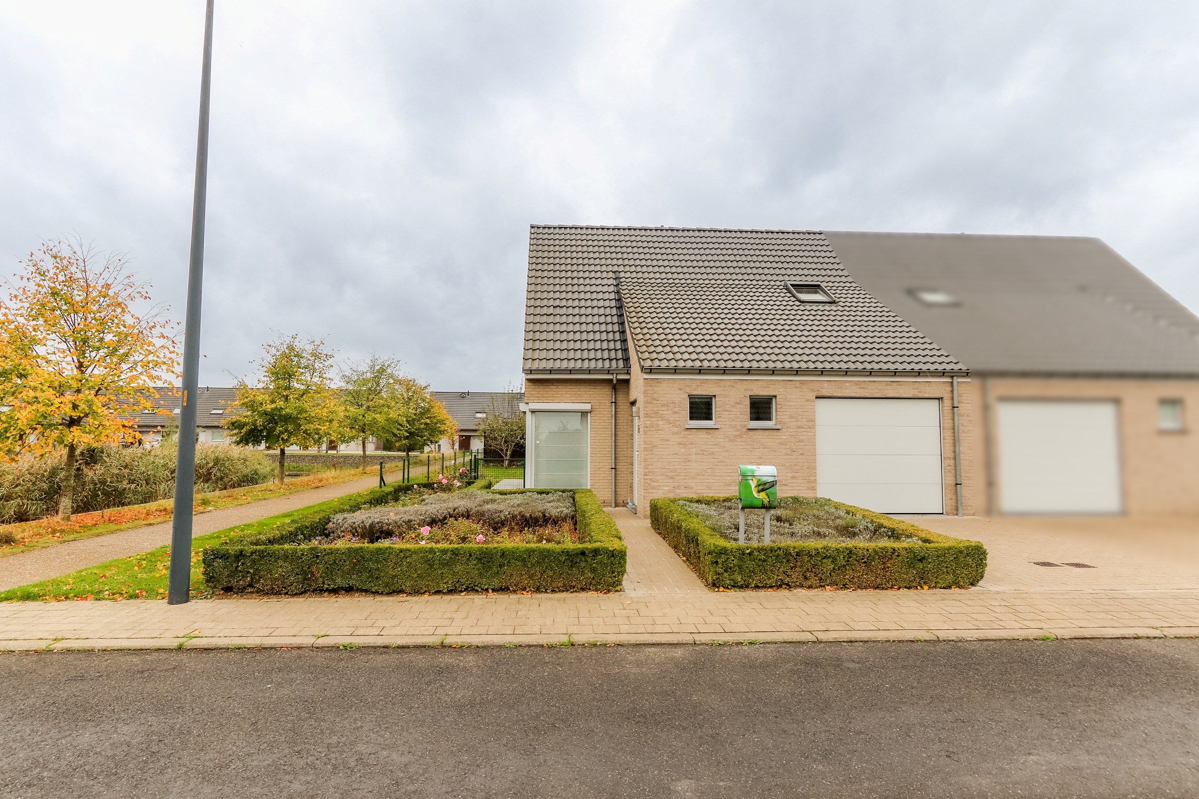 RECENTE GEZINSWONING MET TUIN EN GARAGE - foto 1