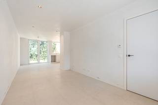[[ DIT PAND NEEMT DEEL AAN DE ERA OPEN HUIZEN DAG OP 19/9 VAN 11:00 TOT 12:00 ]]
<p>Moderne woning in Zwijndrecht met 3 slaapkamers en energiezuinige technieken.</p>

<p>Deze recente woning uit 2024 combineert hedendaags wooncomfort met een centrale ligging in Zwijndrecht. Dankzij het E-peil 0, de zonnepanelen en de water-warmtepomp geniet je van een toekomstgerichte en energiezuinige woning met lage energiekosten. De woning beschikt bovendien over twee oplaadpunten voor elektrische fietsen, ideaal voor wie zich duurzaam en praktisch wil verplaatsen. Met winkels, scholen en openbaar vervoer in de directe omgeving woon je hier bijzonder centraal en comfortabel. De praktische indeling met drie slaapkamers, twee badkamers en een gezellige buitenruimte maakt deze woning geschikt voor gezinnen en koppels.</p>

<p>Belangrijkste ruimtes:<br />• Lichtrijke living met aangename leefruimte<br />• Functionele keuken met praktische indeling<br />• 3 slaapkamers met veel mogelijkheden<br />• 2 badkamers uitgerust met inloopdouche<br />• Apart toilet met handenwasser<br />• Wasplaats met aansluiting voor wasmachine en droogkast<br />• Bergingen voor extra opbergruimte<br />• Gezellige tuin van 6 m²</p>

<p>Troeven:<br />• E-peil 0 met zonnepanelen en water-warmtepomp<br />• Centrale ligging in Zwijndrecht nabij winkels, scholen en openbaar vervoer<br />• Twee oplaadpunten voor elektrische fietsen</p>

<p>Neem vandaag nog contact op met je ERA-makelaar voor een bezoek.JOUW DROOMHUIS. ZO GEVONDEN!</p>