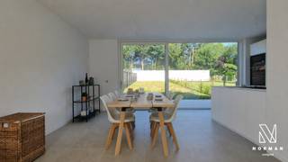 Welkom in deze gezellige BEN-nieuwbouwwoning gelegen op de grens van Kuurne en Bavikhove!<br /><br />We komen deze eigentijdse, strak-landelijk ingerichte woning binnen via de ruime inkomhall met gastentoilet. De lichtrijke leefruimte met open keuken (met afzonderlijke berging) geeft rechtstreeks toegang tot het terras en de tuin. Op de 1e verdieping vinden we 3 slaapkamers en een badkamer met lavabo, ligbad en toilet. Via een vaste trap bereiken we de volledig ingerichte zolderverdieping met vinylparket en voorzien van douche en lavabo. <br /><br />De woning wordt vanbinnen volledig opgeschilderd in het wit. <br /><br />Parkeren kan gemakkelijk op de reeds aangelegde oprit, maar er is ook een mogelijkheid om een garage aan te kopen die rechtstreeks toegang geeft tot de tuin (meerprijs van 32.000 euro per garage, exclusief kosten)<br /><br />+ volledig instapklaar<br />+ vlotte bereikbaarheid<br />+ E-peil van max 30<br /><br />De prijs bedraagt 367.500 euro exclusief kosten (registratierechten, BTW,…). Afwerking voorzien zomer 2026.<br /><br />Een bezoek inplannen? Contacteer Annelies van Vastgoed Norman via 0479/40.24.24 of annelies@vastgoednorman.be