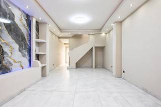 <p>Strategisch gelegen in de stationsbuurt vindt u deze goed onderhouden en energiezuinige woning. Met het openbaar vervoer, winkels en scholen op wandelafstand heeft u hier alle voorzieningen binnen handbereik.</p>
<p>De gelijkvloerse verdieping is uitgerust met vloerverwarming en beschikt over een volledig ingerichte keuken en een ingerichte badkamer met inloopdouche, dubbele wastafel en wc. Achteraan ligt een gezellige tuin. Op de verdiepingen beschikt de woning over 4 ruime slaapkamers en een extra terras op de eerste verdieping.</p>
<p>Dankzij de goede isolatie en een nieuwe condensatieketel beschikt de woning over een lage energiekost en een aangenaam binnenklimaat.</p>
<p>Een praktische, ruim ingerichte woning op een centrale locatie. Contacteer ons voor meer informatie of een bezoek.</p>