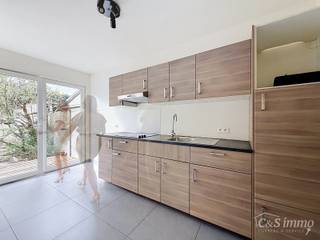 <p><span>Instapklare woning aan natuurreservaat ’t Asbroek, volledig gerenoveerd in 2020 en momenteel ingedeeld in twee afzonderlijke wooneenheden. </span><span>Op het gelijkvloers bevindt zich een inkomhal met ruime berging. De woonkamer van ca. 32 m² is afgewerkt met keramische tegels en sluit aan op de open, ingerichte keuken met koelkast, keramische kookplaat en dampkap. Via het schuifraam heeft u rechtstreeks toegang tot de tuin. Daarnaast beschikt deze verdieping over een aparte slaapkamer of bureauruimte van ca. 9 m² en een ingerichte douchekamer.<br /></span><span>De eerste verdieping omvat een appartement met een woonkamer van ca. 22 m² en een open, ingerichte keuken (ca.9m²) die toegang biedt tot een gezellig terrasje. Verder zijn er een ruime slaapkamer van ca. 17 m², een bureauruimte van ca. 4 m² en een ingerichte douchekamer.</span></p>
<p><span>Beide wooneenheden beschikken over privatieve meters, conforme elektriciteit, dubbele beglazing pvc, en een privatieve centrale verwarming op gas. Het hoofddak is geïsoleerd met 14 cm isolatie. Een ruime kelder biedt bovendien heel wat extra opbergruimte.<br />De woning is gelegen op wandelafstand van scholen, winkels het park.</span></p>