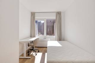 <span><strong>**Luxueus studeren in hartje leuven**</strong></span><br /><br />In de <strong>Ravenstraat</strong> bevindt zich deze volledig gerenoveerde residentie, gelegen pal in het centrum van Leuven. Op slechts een steenworp van het Ladeuzeplein en op wandelafstand van het station en de Bondgenotenlaan geniet je hier van een uiterst centrale ligging.<br /><br />De residentie omvat <strong>15 studentenkamers</strong>, waarvan 14 met gedeelde sanitaire voorzieningen en één kamer met een volledig privatieve badkamer, aangevuld met een <strong>éénslaapkamerappartement</strong>. Alle units worden <strong>volledig bemeubeld</strong> aangeboden en zijn uitgerust met een eigen ontbijthoek.<br /><br />Daarnaast beschikt het gebouw over een <strong>gemeenschappelijke keuken</strong> die volledig is ingericht, zodat studenten naar wens kunnen koken. Er is eveneens een afvallokaal voorzien. Op elk verdiep is er een toilet voorzien die de studenten kunnen delen. Het pand wordt opgeleverd in april 2026 en zal afgewerkt zijn met kwalitatieve materialen en een hoogwaardige afwerking.<br /><br /><span>Het pand is opgedeeld als volgt:</span><br /><span>UNIT 0001: éénslaapkamer appartement (52,98 m2) met privatief terras</span><br /><span>UNIT 0101: Kamer met douche en lavabo (12,97 m2) aan de achterzijde van het gebouw</span><br /><span>UNIT 0102: Kamer met douche en lavabo (13,14 m2) aan de achterzijde van het gebouw</span><br /><span>UNIT 0103: Kamer met douche en lavabo (12,45 m2) aan de voorzijde van het gebouw</span><br /><span>UNIT 0104: Kamer met douche en lavabo (12,53 m2) aan de voorzijde van het gebouw</span><br /><span>UNIT 0201: Kamer met douche en lavabo (12,95 m2) aan de achterzijde van het gebouw</span><br /><span>UNIT 0202: Kamer met douche en lavabo (12,70 m2) aan de achterzijde van het gebouw</span><br /><span>UNIT 0203: Kamer met douche en lavabo (12,62 m2) aan de voorzijde van het gebouw</span><br /><span>UNIT 0204: Kamer met douche en lavabo (12,47 m2) aan de voorzijde van het gebouw</span><br /><span>UNIT 0301: Kamer met douche en lavabo (12,63 m2) aan de achterzijde van het gebouw</span><br /><span>UNIT 0302: Kamer met douche en lavabo (12,64 m2) aan de achterzijde van het gebouw</span><br /><span>UNIT 0303: Kamer met douche en lavabo (12,38m2) aan de voorzijde van het gebouw</span><br /><span>UNIT 0304: Kamer met douche en lavabo (12,48 m2) aan de voorzijde van het gebouw</span><br /><span>UNIT 0401: Kamer met douche en lavabo (12,61 m2) aan de achterzijde van het gebouw</span><br /><span>UNIT 0402: Kamer met douche en lavabo (12,68 m2) aan de achterzijde van het gebouw</span><br /><span>UNIT 0403: Kamer eigen sanitair (12,61 m2) aan de voorzijde van het gebouw<br /><br /><span><span><strong>Interesse in een bezoek ter plaatse? Met plezier! Contacteer onze Expert Investeringsvastgoed Jacky: 0495 53 46 49 of jacky@connect-immo.be</strong></span><br /><br />EPB Startverklaring</span></span>