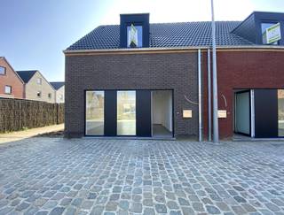 Maak uw bezoek aan ons nog eenvoudiger! Vul alstublieft vooraf de huurdersfiche in en stuur deze naar delphine@vastgoeddemeyer.be. Wij nemen daarna contact met u op om een afspraak ter plaatse te plannen. U kunt de fiche vinden onder de downloads. Alvast bedankt! <br /><br />***REEDS 2 WONINGEN VERHUURD***<br />***1 WONINGEN (NR. 5) IN OPTIE***<br /><br />Deze nieuwbouwwoningen genieten van een uitstekende ligging nabij het centrum van Heule, op wandelafstand van de recreatiezone “Herfsttij” en in de onmiddellijke nabijheid van de op- en afritten van de R8. Het project bestaat uit twee halfopen en twee gesloten bebouwingen. Alle vier de woningen worden volledig geschilderd opgeleverd en beschikken over een identieke indeling.<br /><br />De woningen zijn voorzien van een inkomhal met apart gastentoilet. Vanuit de hal komt u in de lichtrijke leef- en eetruimte met aansluitend de volledig ingerichte keuken (oven | dampkap | kookplaat | koelkast | vaatwasser). Vanuit de keuken heeft u toegang tot de wasplaats. Zowel de keuken als de eetruimte bieden directe toegang tot het terras en tuin. Het terras en de tuin worden nog verder aangelegd en afgesloten met een omheining. Iedere woning heeft een tuinberging.<br /><br />Via een vast trap komt u op het verdieping. Het verdiep omvat 3 slaapkamers, een moderne badkamer (douche | ligbad | dubbel lavabomeubel) en apart toilet.<br />Tot slot beschikt de woning over een zolderruimte. Deze is te betreden via een vouwtrap.<br /><br />HUURPRIJZEN:<br />nr. 5 = € 1.150,00/maand (rijwoning + garagebox) Indien de u de garagebox niet nodig heeft, kan de woning ook zonder garagebox verhuurd worden, dit aan een huurprijs van € 1.100,00/maand.<br /><br />PLUSPUNTEN:<br />* INSTAPKLAAR<br />* ENERGIEZUINIG<br />* LIGGING<br />* GESCHILDERD<br />* RUIM<br />*GARAGEBOX