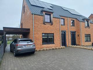 Nieuwbouw instapklare gezinswoning met 3 slaapkamers op een zeer gunstige ligging. De woning is voorzien van een ruime inkomhal, woonkamer,...