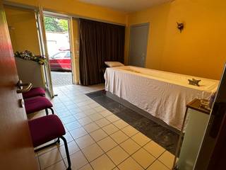 Verhuurd opbrengsteigendom bestaande uit handelsgelijkvloers en 2 appartementen & 2 garages in het centrum van Zandhoven. Handelsgelijkvloers (ca. 85...