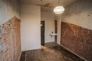 (ENKEL STUDENTEN / ONLY STUDENTS)Een kot waar je graag thuiskomt? Aan Fransenplaats 6 zijn de laatste twee kamers beschikbaar voor € 590 per maand, all-in. Internet, water, elektriciteit en het beheer van het gebouw zijn inbegrepen.Je hebt er je eigen kamer én een gezellige gemeenschappelijke ruimte om samen te eten, bij te praten of even te ontspannen. Er zijn aparte douches en meerdere toiletten. PIVA en KdG liggen op wandelafstand, net als winkels en openbaar vervoer.Koffiepauze nodig? Op het gelijkvloers vind je Polette, de koffiebar van Paulien. Zin om de kamers te bekijken? Stuur ons een bericht voor een bezoek.Uitsluitend voor studenten. Voor het huurcontract vragen we een geldig inschrijvingsbewijs.