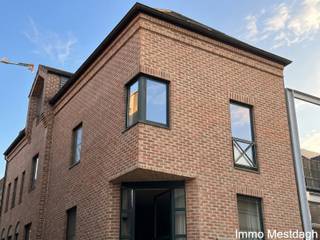 <p><b>Lichtrijke en comfortabele studio in het hart van Diest</b></p>
<p>Bent u op zoek naar een gezellige, instapklare woonruimte op een toplocatie? Deze ruime en lichtrijke studio op de tweede verdieping combineert het gemak van een centrale ligging met een doordachte indeling.</p>
<p><b>Indeling van het pand:</b></p>
<ul>
<li>
<p>Ruime en onderhouden gemeenschappelijke traphal met een degelijke vaste trap naar de tweede verdieping.</p>
</li>
<li>
<p>Open en heldere woonkamer met een opvallend prettige lichtinval.</p>
</li>
<li>
<p>Praktisch ingerichte open keuken, naadloos verbonden met het leefgedeelte.</p>
</li>
<li>
<p>knusse slaaphoek mogelijk.</p>
</li>
<li>
<p>Eigentijdse badkamer voorzien van een douche, wastafel en toilet.</p>
</li>
</ul>
<p><b>Ligging &amp; Omgeving:</b> Gelegen in het bruisende centrum van Diest. Supermarkten, winkels, gezellige horeca, openbaar vervoer en ontspanningsmogelijkheden bevinden zich allemaal op wandel- en fietsafstand.</p>
<p><strong>Interesse?</strong> Aanvragen en kandidaatstellingen worden uitsluitend online verwerkt. Gelieve het contactformulier op de immowebsite in te vullen om uw kandidatuur door te geven. Telefonisch contact is voor dit pand helaas niet mogelijk.</p>