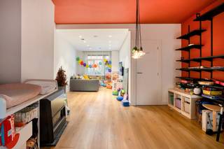 Laat je onderdompelen in een heerlijk THUIS-gevoel... Deze JEUGDIGE woning met 3 SLAAPKAMERS &amp; FIETSENGARAGE bevindt zich op een super centrale locatie in St-Jozef! Totale grondopp.: 85 m<sup>2</sup>. Deze lichtrijke woonst werd deels gerenoveerd en is comfortabel ingedeeld als volgt: glvl: inkomhal, lumineuze leefruimte met prachtige open keuken (o.a. gasfornuis, oven, ijskast, vaatwas, ...), fietsengarage (= uitweg achteraan)/berging/wasplaats en badkamer (douche, toilet, dubbele lavabo). 1°V: 2 ruime slaapkamers. Zolder (met vaste trap): mogelijkheid tot het inrichten van een 3de slaapkamer. Dubbele beglazing, verwarming op aardgas, BLANCO gekeurde ELEKTRICITEIT, asbestveilig, rolluiken, FANTASTISCHE LOCATIE: winkels, openbaar vervoer, scholen, invalswegen binnen handbereik! Met enkele opfriswerken maak je van deze woonst volledig af!