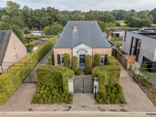 <strong>Instapklare pastorijwoning met oa. 3 slpk, 2 badkamers en 3 garages. Dit alles op 3 aangrenzende percelen met een totale oppervlakte. van 7143 m². Rustig gelegen tussen Poederlee en Vorselaar met zicht op het groen. EPC Label-B</strong><br /><br /><strong>Ligging</strong>: Een landelijke verbindingsweg tussen Vorselaar en Poederlee. Omgeven door weilanden en groen en dit op wandelafstand van de dorpskern van Poederlee met Horeca, scholen, winkels en openbaar vervoer.<br /><br /><strong>Indeling: glv: </strong>inkomhal met trap, zitkamer, eetkamer, keuken, koelcel, badkamer, apart toilet, slaapkamer, inpandige garage <strong>+1: </strong>2 slaapkamer, badkamer <strong>buiten: </strong>aangelegde tuin met vijver, garage, weiland<strong><br /><br />Beschrijving: </strong>Deze woning werd in 1999 gebouwd naar de echte pastorijstijl. Er werden kwalitatieve én authentieke materialen gebruikt zoals hoge plafonds, hoge raampartijen, visgraatparket,... Kortom alles om het plaatje compleet te maken.<br /><strong><br /></strong>Via de inkomhal betreden we de woning. Zowel de smeedijzeren wenteltrap als het hoge plafond springen hier onmiddelijk in het oog.<br />Er is aansluiting naar de leefruimte die door een authentieke 4-luik kan opgedeeld worden in een zit- en eetgedeelte. De open keuken staat op haar beurt in verbinding met de eetkamer. Zowel vanuit de eetkamer als keuken kijk je uit over de aangelegde tuin met vijverpartij. Achteraan de woning is er een lichtrijke tuinkamer waar het aangenaam vertoeven is in de tussenseizoenen. Deze werd ook uitgerust met een zonneluifel.<br />De inpandige garage is toegankelijk vanuit de keuken. Een ruime koelcel is ook aanwezig. In de garage is de nodige uitrusting voor was- en droogkast en een uitgietbak voorzien.<br />Verder is er een ruime slaapkamer met naastgelegen badkamer (bad en douche en lavabomeubel) en apart toilet die het gelijkvloers vervolledigen.<br /><br />Op de 1ste verdieping zijn er twee zéér ruime kamers van +- 39m². Ook een badkamer met douche en lavabomeubel zijn hier aanwezig.<br /><br />Eenmaal buiten is het genieten van de rust. Zowel de voor- als achtertuin zijn volledig aangelegd met plantenperken, hagen en een vijverpartij.<br />Ook een tweede garage is hier aanwezig. <br />Achteraan is er een grasveld (1300m²) die aansluit met het perceel weiland van 4040m² . De totale oppervlakte van het perceel is 7143m². zowel via het eigen perceel als langs een achtergelegen servitudeweg is het weiland bereikbaar.<br /><br /><strong>Bijzondere informatieplicht:</strong> <em>omgevingsvergunning stedenbouwkundige handelingen uitgereikt, woongebied, geen rechterlijke herstelmaatregel of bestuurlijke maatregel opgelegd, geen voorkooprecht ruimtelijke ordening, geen omgevingsvergunning voor verkavelen van gronden.</em>