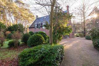 Deze tijdloze villa is rustig gelegen op een residentiële locatie in Maasmechelen, op een zuidelijk perceel van 3.500m². Momenteel is de...
