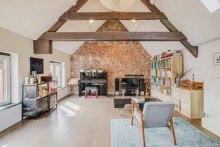 Ligging<br /><br />Dit instapklare appartement bevindt zich aan de Oude Houtlei, in het hart van de historische Gentse binnenstad. De residentie maakt deel uit van een renovatieproject uit 2011, waarbij het oorspronkelijke Alexianenklooster – Sint-Amanduscollege een nieuwe invulling kreeg.<br /><br />De ligging is werkelijk uitstekend. Op wandelafstand bevinden zich onder meer de Sint-Michielskerk, de Korenmarkt en de Veldstraat. Ook tal van winkels, restaurants, cafés en andere voorzieningen bevinden zich letterlijk om de hoek. Dankzij de ligging aan de Oude Houtlei geniet u bovendien van een aangename en rustige woonomgeving, terwijl u toch midden in het bruisende stadsleven woont.<br /><br />Indeling<br /><br />Het appartement bevindt zich op de vierde verdieping van de residentie en biedt een aangename en praktische indeling. U komt binnen in de inkomhal die toegang geeft tot de leefruimte met open keuken die zorgt voor een gezellige woonomgeving.<br /><br />Verder beschikt het appartement over een aparte slaapkamer met aansluitende douchekamer.<br /><br />De residentie zelf vormt een rustige woonomgeving en combineert het karakter van het historische gebouw met het comfort van een gerenoveerde residentie.<br /><br />Daarnaast bestaat de mogelijkheid om een autostaanplaats afzonderlijk aan te kopen voor 50.000 euro, een bijzonder interessante meerwaarde op deze centrale locatie.<br /><br />Troeven<br /><br />Instapklaar 1-slaapkamerappartement<br />Historische residentie, gerenoveerd in 2011<br />Oorspronkelijk Alexianenklooster – Sint-Amanduscollege<br />Rustige residentie in het hart van Gent<br /><br />Mogelijkheid tot aankoop van een staanplaats aan 50.000 euro<br /><br />Een bijzonder interessante woon- of investeringsopportuniteit voor wie centraal wil wonen in Gent en daarbij het karakter van een historische omgeving wil combineren met hedendaags wooncomfort.