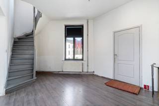 <p>Opbrengsteigendom met handelsruimte en woonst aan de Bevrijdingslaan in Gent.</p>

<p> </p>

<p>Deze gesloten bebouwing combineert een handelsruimte met een ruime woonst en biedt daardoor interessante mogelijkheden voor wie wonen en werken wil combineren of op zoek is naar een investering in Gent. De eigendom beschikt momenteel over 2 slaapkamers en een ruime zolderverdieping waar de mogelijkheid bestaat om een derde slaapkamer te creëren. Dankzij de praktische indeling en de commerciële ligging aan de Bevrijdingslaan geniet dit pand van een goede bereikbaarheid. De handelsruimte aan de straatzijde biedt tal van mogelijkheden voor zelfstandigen of vrije beroepen.</p>

<p> </p>

<p>Belangrijkste ruimtes:<br />• Handelsruimte (32 m²) met zichtbaarheid aan de straatzijde<br />• Living (15,8 m²) met aansluitend de keuken<br />• Keuken (18,37 m²) met kastruimte<br />• Badkamer (4,41 m²) voorzien van lavabo, toilet en mengkraan<br />• Slaapkamer (19 m²) met aangename oppervlakte<br />• Slaapkamer (12,13 m²)<br />• Zolder (27,3 m²) met mogelijkheid tot inrichting van een derde slaapkamer</p>

<p> </p>

<p>Troeven:<br />• Handelspand met woonst op een commerciële ligging in Gent<br />• Mogelijkheid tot het creëren van 3 slaapkamers<br />• Interessant als investering of combinatie wonen en werken</p>

<p> </p>

<p>Neem vandaag nog contact op met je ERA-makelaar voor een bezoek.</p>

<p>JOUW DROOM+OPBRENGSTEIGENDOM. ZO GEVONDEN!</p>