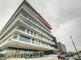 Recent tweeslaapkamerappartement op de vierde verdieping van Residentie Nieuw Brugge te huur, pal aan het station Brugge. Dit grotendeels bemeubelde appartement biedt modern wooncomfort met een grote, lichtrijke leefruimte en een open keuken. Naast twee volwaardige slaapkamers beschikt de woning over een badkamer met inloopdouche en een praktische berging met aansluiting voor wasmachine en droogkast. De absolute blikvanger is het ruime terras met een uniek panoramisch zicht over de historische binnenstad. Extra wooncomfort wordt gegarandeerd door de gemeenschappelijke fietsenberging en de aanwezige afvallokalen in de residentie.Indeling4 de verdieping: Inkomhal – 2 slaapkamers – Badkamer met inloopdouche – woonkamer met open keuken- berging – apart toilet – groot terrasAlgemeen:- Huurprijs: €925,00/maand + €75,00/maand- Beschikbaar vanaf 01/05/2026De snelste manier om een bezoek te brengen aan dit pand? Vraag je bezoek aan via de roze knop op onze website (www.dewaele.com) en je wordt gecontacteerd door één van onze verhuurexperten.