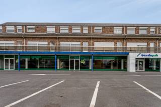 Op zoek naar de perfecte locatie voor uw bedrijf? Deze gelijkvloerse handelsruimte van 755 m² in het Mammoetcentrum te Roeselare biedt volop mogelijkheden!<br /><strong>Gelegen op een uiterst goede zichtlocatie</strong> en met parkeergelegenheid voor de deur, is dit de ideale plek om uw onderneming te laten groeien!<br /><br />Kenmerken: <br />- Commerciële gelijkvloerse handelsruimte van 755 m², perfect in te richten naar uw wensen.<br />- 3 aanpalende garages van 45 m², ideaal voor opslag of extra werkruimte<br />- Luchtverhitter op gas voor een comfortabele werkomgeving<br />- <strong>Uitstekende zichtlocatie</strong><br />- Parkeerplaatsen voor de deur, zodat uw klanten altijd gemakkelijk kunnen parkeren<br />- Mogelijkheid om achterliggende loods bij te huren voor extra ruimte<br />- OV ten laste van de huurder<br />- Onmiddellijk beschikbaar. <br /><br />Met een centrale ligging en uitstekende bereikbaarheid, is deze ruimte geschikt voor een breed scala aan bedrijven. Of u nu op zoek bent naar een showroom, winkelruimte of een kantoor, deze handelsruimte biedt alles wat u nodig heeft.<br /><br />Wacht niet langer en maak van deze uitstekende locatie de nieuwe thuisbasis voor uw bedrijf! Neem vandaag nog contact met ons op voor meer informatie of om een bezichtiging in te plannen. T. 051|201.400.