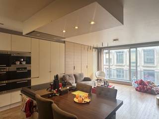 <p><span>Studio élégant aux finitions haut de gamme à Courtrai</span></p><p><span>Dans ce studio soigné, l’espace de vie ouvert forme un ensemble harmonieux avec la salle à manger et la cuisine et bénéficie d’une lumière naturelle abondante grâce à ses grandes baies vitrées. L'espace de vie est spacieux et agrémenté d'un parquet chaleureux. Les grandes baies vitrées renforcent la sensation d'espace et créent une ambiance ouverte et lumineuse. Une attention particulière a également été portée à l'éclairage et aux finitions, avec notamment des spots encastrés.</span></p><p><span>C'est dans cet espace de vie que se trouve la cuisine entièrement équipée, au design épuré et intemporel. Elle est dotée d'appareils Miele de grande qualité, notamment des fours, une plaque à induction et une machine à café intégrée. La combinaison d’armoires claires, d’un plan de travail foncé et de nombreux rangements crée un ensemble à la fois esthétique et pratique.</span></p><p><span>Le lit double, entièrement intégré dans le placard mural</span><span>,</span><span>constitue un atout particulièrement astucieux </span><span>. Lorsqu’il n’est pas utilisé, il disparaît discrètement derrière les portes du placard, laissant tout l’espace de vie disponible. Cela permet d’exploiter au mieux la surface disponible et rend l’appartement particulièrement pratique lorsque vous souhaitez recevoir des invités.</span></p><p><span>La salle de bains est aménagée avec soin et dispose d’une grande baignoire d’angle, d’un lavabo, d’un miroir et de nombreux rangements.</span></p><p><span>L'appartement est situé à Courtrai, près de l'eau et à proximité des commerces, des restaurants et autres commodités.</span></p><p><span>Un bien attrayant pour ceux qui apprécient </span><span>l'espace, le confort moderne, les matériaux de qualité et un agencement bien pensé</span><span>, le tout combiné à un emplacement central à Courtrai.</span></p>