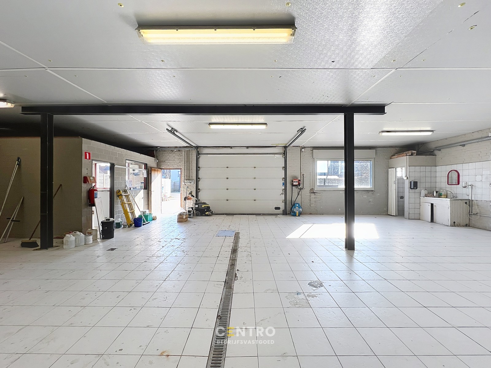 Magazijnen met kantoorgedeelte, garages én RUIM verhard buitenterrein, rustig gelegen in centrum Hooglede! - foto 4