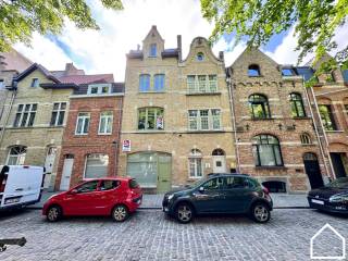 INSTAPKLARE WONING MET 5 SLPKS, 2 BADKAMERS EN TERRASDeze woning is gelegen op 350m van de Grote Markt. Er is geen renovatieverplichting gezien de...