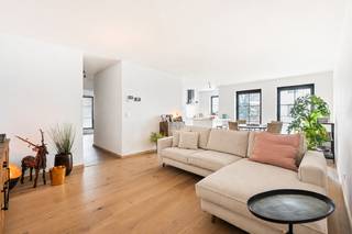 <p>Verscholen in een verzorgd, groen domein bevindt zich dit stijlvolle en energiezuinige 3-slaapkamerappartement, onderdeel van een recent nieuwbouwproject van Cogghe. Een plek waar hedendaagse architectuur, hoogwaardige materialen, duurzaam wooncomfort en rust mooi samenkomen.<br /><br />INDELING:<br /><br />Via de inkomhal met veiligheidsdeur betreden we het appartement.<br /><br />De royale leefruimte geniet dankzij de grote raampartijen van een prachtige lichtinval. De warme parketvloer en kwalitatieve afwerking geven het geheel een tijdloze, elegante uitstraling.<br /><br />Aansluitend bevindt zich de open, volledig uitgeruste keuken met veel werk- en opbergruimte.<br /><br />Het terras vormt een aangename verlenging van de leefruimte en kijkt uit op de groene omgeving van het domein: rustig wonen, omringd door groen.<br /><br />Verder beschikt het appartement over 3 slaapkamers, een stijlvolle badkamer met inloopdouche en dubbele lavabo en een praktische berging met aansluitingen voor wasmachine en droogkast. Tenslotte is er nog een apart gastentoilet.<br /><br />Met een EPC A geniet u bovendien van bijzonder energiezuinig wooncomfort, een mooie troef voor zowel vandaag als de toekomst.<br /><br />De finale schilderafwerking werd bewust nog niet uitgevoerd, waardoor de nieuwe eigenaar het kleurenpalet volledig naar eigen smaak kan bepalen.<br /><br />BIJZONDERHEDEN:<br /><br />- Residentieel domein omringd door groen<br />- Hoogwaardige afwerking<br />- 3 slaapkamers<br />- Energiezuinig wonen – EPC A<br />- Terras<br />- Recent project van Cogghe<br />- Parkeerplaats: + €25.000</p>