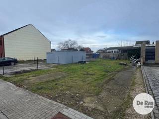 HELDERGEM - Bouwgrond voor halfopen bebouwing <br /><br />Zeer rustig gelegen bouwgrond voor halfopen bebouwing, in een klein straatje vlak bij het dorp. Met een perceelbreedte van 10 meter en een gunstige ligging nabij invalswegen en winkels biedt dit de ideale combinatie van rust en bereikbaarheid.<br /><br />Voor meer informatie kan u ons steeds contacteren (053/60.65.60).
