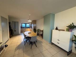 <p><span>Te huur: ruim duplex-appartement in Berlare, op wandelafstand van het Dorp.</span></p>
<p><span>Dit lichtrijke appartement beschikt over 2 volwaardige slaapkamers, een ruime leefruimte, een volledig ingerichte keuken en een comfortabele badkamer. Dankzij het gunstige EPC geniet u van een energiezuinige woning met lagere energiekosten. Het gebouw is bovendien uitgerust met een lift, wat zorgt voor extra gebruiksgemak.</span></p>
<p><span>Ideaal gelegen nabij winkels, openbaar vervoer, scholen en andere voorzieningen.</span></p>
<p><span>Interesse? Neem contact op met Laura: 0469 14 29 44 of laura.l@cornelis-goeman.be</span></p>