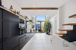<h3><span>Instapklare stadswoning met garage en 3 slaapkamers op een toplocatie in Mechelen</span></h3><p><span> </span></p><p><span>Op amper 100 meter van het station van Mechelen bevindt zich deze verrassend ruime en instapklare stadswoning. Gelegen in een buurt die de komende jaren een ware metamorfose ondergaat met extra groen en een aangename publieke ruimte, geniet je hier bovendien van een uitstekende bereikbaarheid én de nabijheid van het bruisende stadscentrum.</span></p><p><span>De woning werd in 2016 met veel zorg en oog voor kwaliteit volledig gerenoveerd voor eigen bewoning. Het resultaat is een eigentijdse woning waar comfort, licht en functionaliteit perfect samenkomen.</span></p><p><span>Een absolute troef is de inpandige garage, een zeldzaamheid op deze locatie. Via de garage bereik je de verzorgde inkomhal met gastentoilet. Daarnaast een praktische berging met aansluiting voor wasmachine en droogkast, een polyvalente kamer die perfect dienst kan doen als slaapkamer of hobbyruimte/praktijkruimte, en een stijlvolle aansluitende badkamer.</span></p><p><span>Op de eerste verdieping vormt de lichtrijke leefruimte samen met de volledig uitgeruste open keuken het warme hart van de woning. Het grote schuifraam geeft uit op het platte dak van de benedenverdieping, dat mogelijkheden biedt voor een gezellig dakterras (mits de nodige vergunningen en aanpassingen).</span></p><p><span>De tweede verdieping beschikt over een open aangename bureauruimte met vide, waardoor het daglicht rijkelijk binnenvalt en een aangenaam ruimtegevoel ontstaat. Verder vind je hier een ruime slaapkamer en een tweede badkamer met toilet.</span></p><p><span>Helemaal boven, onder het dak, bevindt zich nog een volwaardige en sfeervolle slaapkamer. Daarnaast heb je een gunstig EPC en een conforme elektrische keuring!</span></p><p><span>Ben je op zoek naar een instapklare woning met verrassend veel ruimte, een unieke garage en een topligging vlak bij het station én het centrum van Mechelen? Dan is Coxiestraat 22 absoluut een bezoek waard.</span></p><p><span> </span></p><p><span>Contacteer ReuzeGoed op 0470 11 56 80 of <span>welkom@reuzegoed.be</span></span><span> voor een bezoek!</span></p>