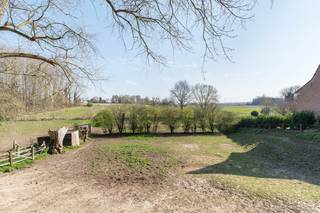Dit perceel bouwgrond is gelegen op de Blakmeers in Affligem. De oppervlakte bedraagt 2.940 m² en is momenteel ingericht als weide. Het perceel is geschikt voor het bouwen van een open bebouwing en heeft een straatbreedte van ca. 25 meter.<br /><br />De bouwgrond is gelegen in een rustige en groene omgeving en biedt een uniek verzicht op het groen.<br /><br />Er dient rekening gehouden te worden met de geldende stedenbouwkundige voorschriften:<br />- Een minimale bouwlijn van 6 meter<br />- Het hoofdgebouw mag maximaal 15 meter diep zijn op het gelijkvloers en maximaal 12 meter op de verdieping<br />- De huidige hemelwaterverordening is van toepassing<br />- Maximaal 1/3 van de oppervlakte mag verhard worden<br />- In de voortuin is enkel een oprit toegestaan van maximaal 3 meter breed en een toegangspad naar de voordeur van maximaal 1,50 meter breed.<br />- De rest van de voortuin dient aangelegd te worden met beplanting<br /><br />Belangrijk: de vermelde prijs is een richtprijs!