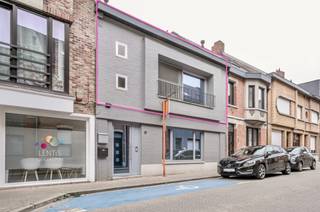 Wonen op een topligging in Bornem? Dit appartement bevindt zich letterlijk pal aan het station en op wandelafstand van winkels, horeca en alle dagelijkse voorzieningen. Ideaal voor wie comfortabel en centraal wil wonen, zonder in te boeten aan rust. Het appartement bevindt zich op de bovenste verdieping van een bijzonder kleinschalig gebouw met slechts 2 appartementen. De leefruimte bevindt zich aan de straatzijde en beschikt over een open keuken, waardoor je een mooie, open woonomgeving krijgt. Een terras is altijd een fijne plek om rustig te genieten. Verder beschikt het appartement over 2 slaapkamers en een praktische badkamer met inloopdouche. En dan is er nog de absolute troef van deze woning: de mega ruime zolderverdieping, bereikbaar via een vaste trap. Een zee van extra ruimte die je volledig naar eigen wens kunt invullen. Een extra slaapkamer, hobbyruimte, bureau, speelruimte, dressing of gewoon heel veel handige bergruimte? Aan jou de keuze.<br />Ook praktisch zit je hier goed. Er is een privatieve berging voorzien van elektriciteit, ideaal om je fiets op te laden gezien de centrale ligging, en de CV-brander werd recent vernieuwd. Bovendien is de elektrische installatie conform.<br />Een appartement met verrassend veel ruimte, een uitstekende ligging en heel wat mogelijkheden. Kom jij ontdekken wat dit appartement allemaal te bieden heeft? Zeker een bezoekje waard!
