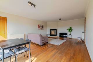 Dit goed gelegen appartement langs de Hundelgemsesteenweg omvat inkom met toilet, living met salon en eetplaats, ingerichte keuken (frigo, combi-oven, keramische kookplaten, dampkap en vaatwas), 2 slaapkamers en badkamer.<br />Gelijkvloerse garagebox bij het appartement: + € 30 000,00.<br />Winkels, restaurants, openbaar vervoer, verbindingswegen op wandelafstand.<br /><br />Bel voor bezoek 0495/93.38.35