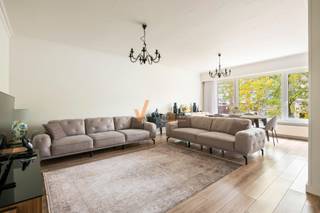 <p><span>Hoek appartement op een 1ste verdieping:</span></p><p><span> </span></p><p><span>Het appartement is voorzien van 3 slaapkamers (met rolluiken) waarvan 1 met toegang naar het achtergelegen terras.</span></p><p><span>De badkamer en keuken zijn hedendaags en praktisch ingericht.</span></p><p><span>Verder is er nog een extra privatieve kelderkelder voor wat extra opslagruimte.</span></p><p><span> </span></p><p><span>Achteraan het gebouw is er een garagebox (met elektriciteit) kan aangekocht worden voor €30.000,-</span></p><p><span> </span></p><p><span>Het appartement werd de voorbije jaren grondig aangepakt en is op vandaag volledig instapklaar.</span></p><p><span>Momenteel wordt het appartement verhuurt aan zeer correcte huurders, wat voor een onmiddellijke opbrengst zorgt als investeerder. </span></p><p><span> </span></p><p><span>Beheer wordt intern opgevolgd wat voor een lage vaste kost zorgt (€100,- voor het poetsen/blokpolis/gebruik gemeenschappelijke delen en sparen)</span></p><p><span>Het hoofddak werd reeds geïsoleerd naar de huidige energienormen, het appartement heeft een EPC- label C en is asbestveilig.</span></p><p><span> </span></p><p><span>*De vermelde bewoonbare oppervlakte is gebaseerd op de bruikbare vloeroppervlakte zoals vermeld op het EPC-verslag</span></p><p><span> </span></p><p><span>Contacteer VERLIMMO voor meer informatie of een bezoek ter plaatse:</span></p><p><span><span>Voel je thuis</span></span><span> 03/658.95.58 info@verlimmo.be</span></p><p><span> </span></p><p><span> </span></p><p><span> </span></p>