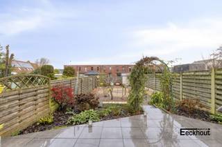 Op de gegeerde Vuurtorenwijk in Oostende, op wandelafstand van het strand en De Spuikom, bevindt zich deze lichtrijke en instapklare bel-etage woning met een bewoonbare oppervlakte van 217 m², garage en prachtige, afgewerkte tuin.<br />Indeling:<br />- Gelijkvloers: oprit voor 2 auto’s, inkomhal, ruime wasplaats/berging; dubbele garage met directe toegang tot de mooie tuin met tuinhuis.<br />- Eerste verdieping: ruime woonkamer met open, volledig geïnstalleerde keuken, afzonderlijk toilet en een aansluitend zonneterras met trap naar de tuin.<br />- Tweede verdieping: 3 volwaardige slaapkamers en badkamer met douche, lavabo en toilet.<br />Zolderverdieping: opgedeeld in 3 ruimtes, ideaal als extra kamers, hobbyruimte of bureau.<br />Extra troeven: Gedeeltelijk gerenoveerd in 2009<br /> Condensatieketel (energiezuinige verwarming)<br /> 19 zonnepanelen aanwezig/warm water op elektriciteit<br /> Rustige woonwijk, dicht bij zee en natuur<br /> Ideaal als gezinswoning of tweede verblijf<br />📍 Een ruime, energiezuinige woning (EPC B ) op een toplocatie aan zee — instapklaar en toekomstgericht.