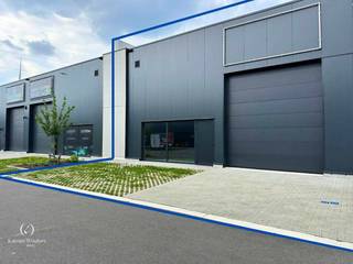 PLUSPUNTEN:+ Volledig nieuw+ Gunstig gelegenCasco KMO-unit C0016 van 221m² met 3 privatieve parkeerplaatsen strategisch gelegen in de...