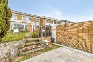 Instapklare gesloten bebouwing in een zeer rustige en groene woonwijk te Schepdaal in dichte nabijheid van winkels, scholen en openbaar vervoer...