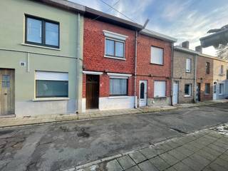 Deze verzorgde woning met 3 slaapkamers op wandelafstand van winkels, scholen en openbaar vervoer.Deze woning beschikt over een gezellige leefruimte,...