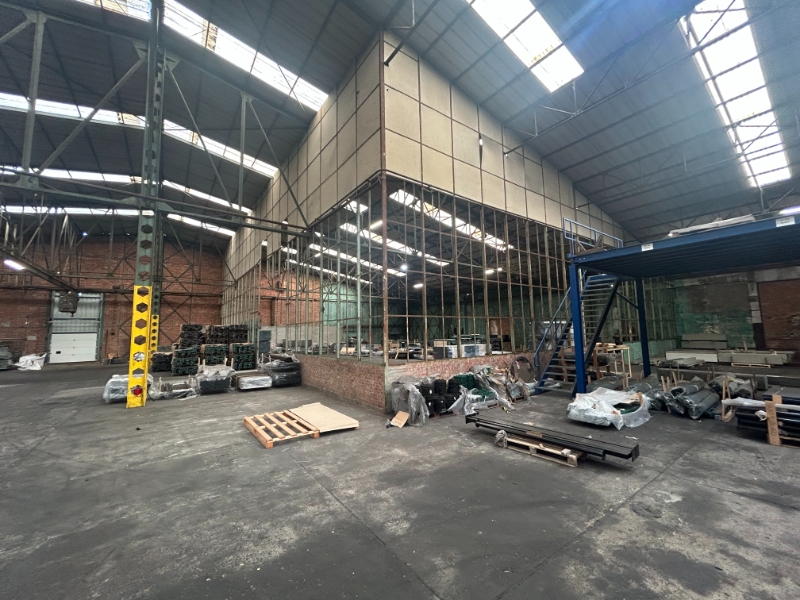 Ruim industrieel magazijn van ca. 6.900 m² met parkeerfaciliteiten - foto 4