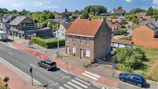 <p>Langs de Assesteenweg te Lennik (Eizeringen) bieden wij een projectgrond te koop aan voor de bouw van een meergezinswoning met een totale perceeloppervlakte van 748 m². Het terrein (momenteel nog bebouwd) ligt volgens het gewestplan in een zone voor wonen, handel en primaire weg, wat interessante mogelijkheden biedt voor ontwikkeling. Gelegen in het RUP Eizeringen is het perceel gelegen in een zone waar 3 bouw- en woonlagen mogelijk zijn. De ligging is ideaal: winkels, scholen, openbaar vervoer, een sportcentrum, een station en de invalswegen naar de snelweg bevinden zich allemaal op wandel- of fietsafstand. Zo combineert u de groene ligging van Lennik met een vlotte bereikbaarheid naar Brussel en omliggende gemeenten. Afbraak en heropbouw aan 6%BTW mogelijk, indien voldaan wordt aan de gekende voorwaarden! Interesse in dit veelzijdige perceel? Neem contact op met Vincent voor meer informatie of een plaatsbezoek! Stedenbouwkundige inlichtingen en maatregelenregister in aanvraag. </p>