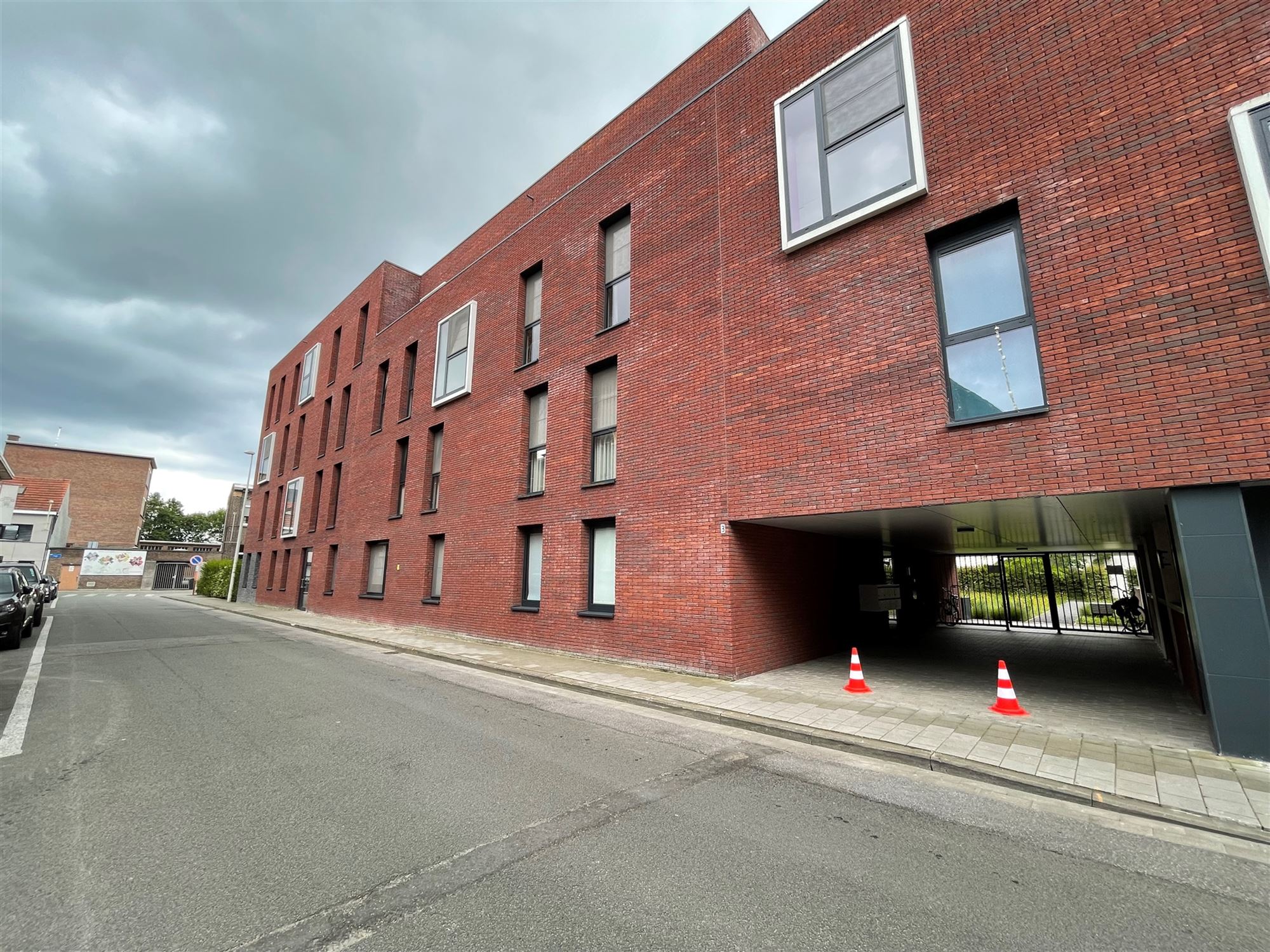 Zes ondergrondse staanplaatsen nabij het centrum! - foto 3