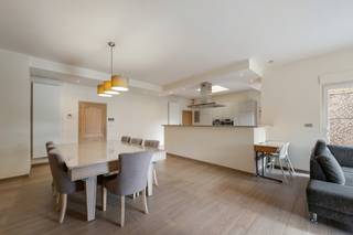 Te koop: instapklare woning met zwembad en poolhouse in centrum DeerlijkIn het centrum van Deerlijk bevindt zich deze volledig instapklare woning met...