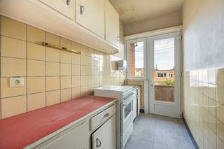 <p>Gelegen aan de De Bruynlaan 110 in Wilrijk vinden we dit aangename appartement van ca. 77 m², een interessante opportuniteit voor starters, ondernemers of wie op zoek is naar een appartement met mogelijkheden om volledig naar eigen smaak in te richten.<br /><br />De woning dateert uit 1955 en beschikt over een praktische indeling met een inkomhal, een lichte woonkamer, een aparte ruimte die dienst kan doen als bureau of slaapkamer, een keuken met toegang tot het terras, een slaapkamer en een badkamer. Dankzij de aanwezigheid van een afzonderlijke bureau-/slaapkamer biedt het appartement bovendien mogelijkheden voor wie wonen en werken graag wil combineren.<br /><br />Het appartement wordt verwarmd zonder centrale verwarmingsinstallatie en biedt bij een verdere renovatie de mogelijkheid om de technieken en afwerking volledig af te stemmen op de hedendaagse woonwensen. Reeds aanwezig zijn de PVC-ramen met HR-glas en met een EPC-label B (193 kWh/m²/jaar) beschikt de woning over een gunstige energetische basis.<br /><br />Het aangename terras vormt een mooie aanvulling en zorgt voor leuke buitenruimte. Mits de nodige opfriswerken kan hier een comfortabele en persoonlijke woning worden gecreëerd op een interessante locatie in Wilrijk.<br /><br />Interesse? Neem contact op via info laura@wellimmo.net of bel naar 03 225 00 68<br /><br />Bekijk alvast de videotour, het grondplan, gunstig EPC, asbestattest via onze Wellimmo-site (documenten)</p>