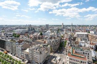 Wonen in het centrum van de Stad, aan het vernieuwde operaplein, op de kroon van de Meir en luttele fietsminuten van het Zuid en het Eilandje.<br />Metropool Antwerpen tussen mode en diamant, tussen "de Leien en de Kaaien", waar oud en nieuw samen komen, het hart van de stad is uw achtertuin. Duurzaamheid en kwaliteit vormen de bouwstenen van de Antwerp Tower.<br /><br />Entree met ingemaakt kastenwerk en Japans gastentoilet. Luxueuze leefkeuken voorzien van kwalitatieve VZUG apparatuur en Quooker kraan. <br />Lichte leefruimte op vergrijsde eiken parket met aanpalend Zuid-West georiënteerd terras. <br />Masterslaapkamer met dressing. Badkamer met inloopdouche en dubbele wastafel. <br />Optimale luxueuze afwerking, exclusief panorama, royale glaspartijen: onvoorwaardelijke privacy. <br /><br />Extra bergruimte wordt te koop aangeboden op de etage voor 10.000 euro. <br />Een ondergrondse autostaanplaats is te koop aan 40.000 euro.