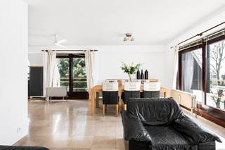 Appartement spacieux et lumineux avec une accessibilité excellente et un emplacement favorable.<br /><br />Cet appartement est situé dans un endroit stratégique avec un accès facile aux routes principales telles que l'A12 et l'E19, ce qui rend les villes telles qu'Anvers, Bruxelles et Malines rapidement accessibles. De plus, vous bénéficiez de la proximité des magasins, des écoles, des transports en commun et d'autres commodités, ce qui garantit un confort de vie optimal.<br /><br />L'appartement est pratique et bien pensé.<br />Vous entrez dans la propriété par le hall d'entrée qui mène à un salon spacieux avec cuisine ouverte, idéal pour des moments agréables en famille et entre amis.<br />Il y a également un débarras pratique. Par le couloir, vous accédez aux trois chambres, à la salle de bains et aux toilettes séparées.<br /><br />Un atout majeur sont les trois terrasses, qui vous permettent de profiter de l'espace extérieur et de la lumière naturelle à tout moment de la journée.<br />En outre, il est possible d'acheter un garage pour 30 000 EUR.<br /><br />En résumé, un appartement idéal pour ceux qui recherchent de l'espace, du confort et un emplacement excellent.<br /><br />Découvrez l'appartement virtuellement dès maintenant: https://my.matterport.com/show/?m=ZSANSe3tpsv<br /><br />Souhaitez-vous découvrir l'appartement sur place ? Contactez Bjorn Marievoet bjorn@mondovastgoed.be ou au 0477/60.68.33