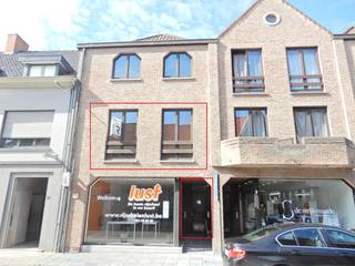 <p>Dit instapklaar duplexappartement met achteraan een ruim zuidwestelijk gelegen terras is terug te vinden in het centrum van Meulebeke.<br />In de nabije omgeving zijn tal van supermarkten, horeca, scholen, ... <br />Gratis parkeermogelijkheden zijn aanwezig in de buurt.<br /><br />Indeling:<br />GV: inkomhal.<br /><br />1e V: woonkamer met centrale verwarming gas - keuken met elektrisch koken, oven, dampkap, vaatwas, koelkast met diepvriesvak en spoelbakken - berging met ingemaakte kast.<br /><br />2e V: nachthal met mogelijkheid tot het plaatsen van een kast - 2 ruime slaapkamers met centrale verwarming gas - badkamer met lavabomeubel, ligbad met mogelijkheid tot douchen, aansluiting voor wasmachine en mogelijkheid tot het plaatsen van een droogkast - apart toilet.<br /><br />Algemeen:<br />- EPC 199 - label B<br />- 137 m² bewoonbare oppervlakte<br />- Videofoon aanwezig<br />- Volledig geschilderd<br />- Nieuw omheind terras<br />- Rolluiken aanwezig in woonkamer en slaapkamer achteraan<br />- Lamellen aanwezig in woonkamer<br />- Geen lift aanwezig<br />- Vrij vanaf 01/11/2026<br /><br />Huurprijs: € 690/maand.</p>
