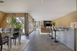 Ce loft en duplex situé dans la résidence « Stoommaalderij » a une surface habitable de 192 m² (hors terrasse !) et une finition de haute...