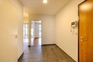 Ruim en comfortabel gelijkvloersappartement met 2 slaapkamers, terras, tuin en garage. Uitstekend gelegen aan de stadsrand. Kort bij station, supermarkten, winkels, scholen en de ringweg. Het stadscentrum ligt op een kwartiertje. <br />Indeling: <br />Inkomhal, lichtrijke woonkamer met geïnstalleerde open leefkeuken, berging (WM/DK), badkamer met bad en dubbele lavabo, apart toilet en 2 slaapkamers. <br />Het ruime terras met zonneluifel geeft uit op de aangelegde achtertuin met een siervijver en tuinberging.<br />De garagebox ligt achteraan en is bereikbaar via het tuinpad. <br />De voortuin met terrasje (+ berging) is bereikbaar via de woonkamer. <br />Kenmerken<br />+ meteen beschikbaar<br />+ EPC-label B<br />+ 75 €/maand (gem. kosten)<br />+ 2 slaapkamers<br />+ private garagebox<br />+ ruim terras<br />+ voor- en achtertuin<br />Contacteer ons voor een bezoek en bel 0470 01 00 00 of mail naar info@avantivastgoed.be